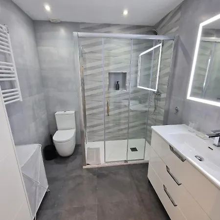 Emerald - Spacious Modern 2 Bedroom *