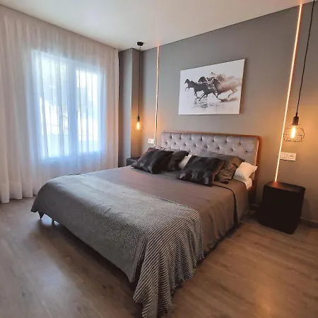 Emerald - Spacious Modern 2 Bedroom בנאלמדנה